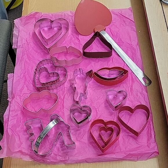 18 piece metal Valentines Day/wedding cookie cutters plus heart spatula - Picture 1 of 14